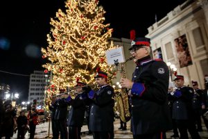 Ο  Δήμαρχος Πειραιά Γιάννης Μώραλης φωταγώγησε το Χριστουγεννιάτικο δένδρο στον προαύλιο χώρο του Δημοτικού Θεάτρου