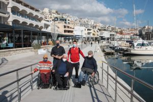 Ράμπα για την πρόσβαση  ατόμων  με αναπηρία στο παραλιακό μέτωπο του Μικρολίμανου από τον Δήμο Πειραιά