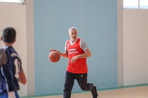 Αγώνα μπάσκετ με μαθητές Λυκείου έπαιξε ο Δήμαρχος Πειραιά  Γιάννης Μώραλης