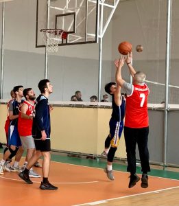 Αγώνα μπάσκετ με μαθητές Λυκείου έπαιξε ο Δήμαρχος Πειραιά  Γιάννης Μώραλης