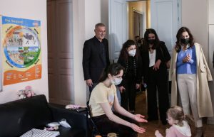Πρόσφυγες  από την Ουκρανία  που φιλοξενούνται σε ΚΑΠΗ του Δήμου Πειραιά  επισκέφθηκε ο  Δήμαρχος  Γιάννης Μώραλης