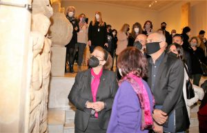 Ο Δήμαρχος Πειραιά Γιάννης Μώραλης  στην παρουσίαση της νέας επιτύμβιας στήλης  στο Αρχαιολογικό Μουσείο της πόλης