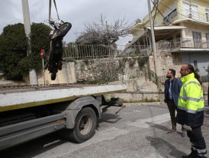 Ο  Δήμος Πειραιά απομάκρυνε  εγκαταλελειμμένα  δίκυκλα από  το κέντρο  και τις γειτονιές της πόλης