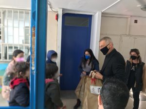 Πασχαλινά δώρα σε όλους τους μαθητές των  Ειδικών Σχολείων από τον Δήμο Πειραιά