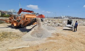 Εργασίες επίστρωσης άμμου στην παραλία της Φρεαττύδας  από τον Δήμο Πειραιά