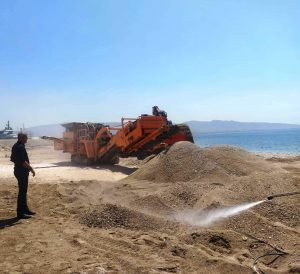 Εργασίες επίστρωσης άμμου στην παραλία της Φρεαττύδας  από τον Δήμο Πειραιά
