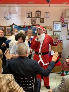 Ο Δήμαρχος Πειραιά Γιάννης Μώραλης στις Χριστουγεννιάτικες εκδηλώσεις των Κέντρων Αγάπης και Αλληλεγγύης