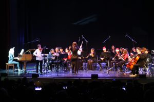 Μαγική  ατμόσφαιρα στη Χριστουγεννιάτικη συναυλία της Φιλαρμονικής  Ορχήστρας  του Δήμου Πειραιά   και του Πρότυπου Μουσικού Κέντρου Πειραιά στο Δημοτικό Θέατρο