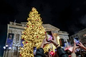 Τα γιορτινά του  φόρεσε και επίσημα ο Πειραιάς! <br> Χιλιάδες κόσμου στη φαντασμαγορική φωταγώγηση του Χριστουγεννιάτικου δέντρου από τον Δήμαρχο Πειραιά Γιάννη Μώραλη