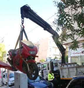 O Δήμος Πειραιά απομακρύνει εγκαταλελειμμένα οχήματα  από την πόλη