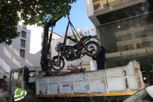 O Δήμος Πειραιά απομακρύνει εγκαταλελειμμένα οχήματα  από την πόλη