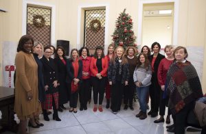Ξενάγηση δεκαοκτώ γυναικών  Πρέσβεων σε τοπόσημα  και χώρους Πολιτισμού του Δήμου Πειραιά