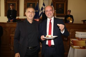 Την παραδοσιακή πρωτοχρονιάτικη πίτα έκοψε ο Δήμαρχος Πειραιά Γιάννης Μώραλης
