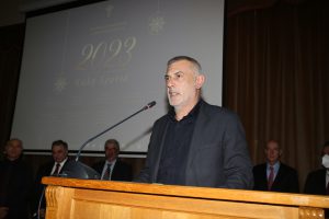 Ο Δήμαρχος Πειραιά Γιάννης Μώραλης  στην εκδήλωση της  κοπής  της Πρωτοχρονιάτικης πίτας του Ε.Β.Ε.Π.