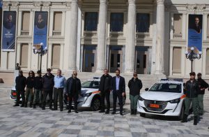 Τρία νέα ηλεκτροκίνητα οχήματα παρέλαβε η Δημοτική Αστυνομία Πειραιά
